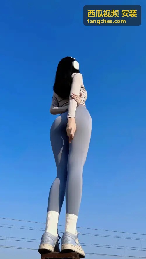 西瓜视频首次启动界面，引导用户注册登录